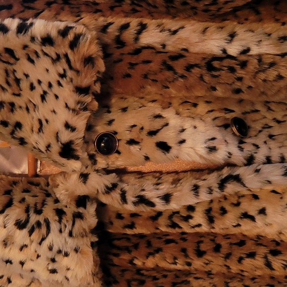 FAUX LEOPARD 🐆 FUR Long Coat. - Picture 3 of 8